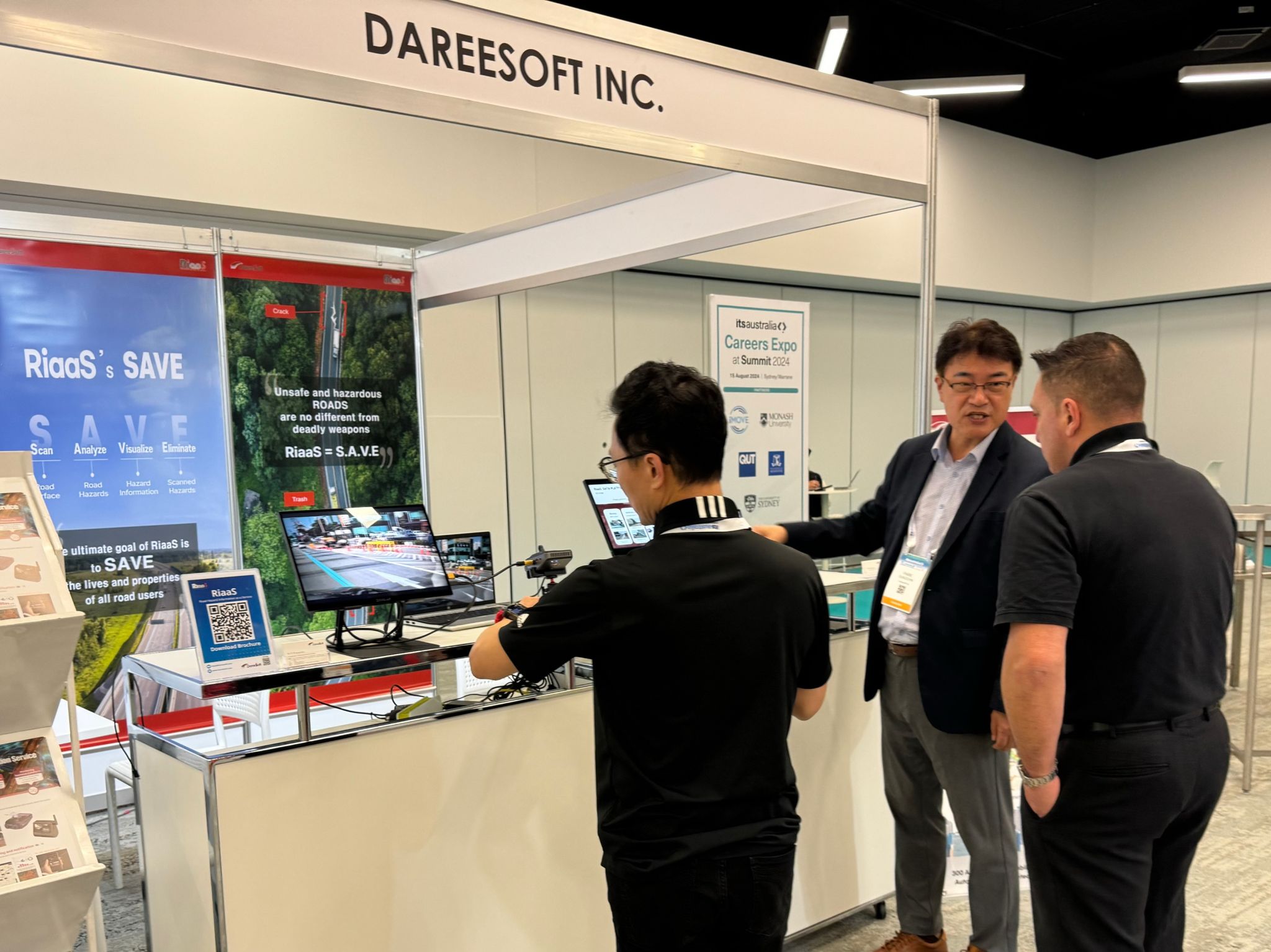 Dareesoft CGO, Mr. Sungchin Park showing the RiaaS solution to visitors